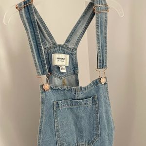 Cute pair of overalls, they have a 90’s vibe